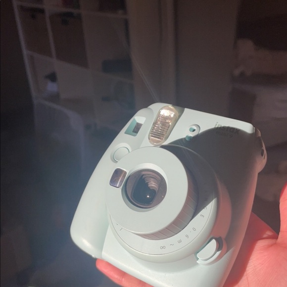 Teal polaroid camera - Picture 3 of 5